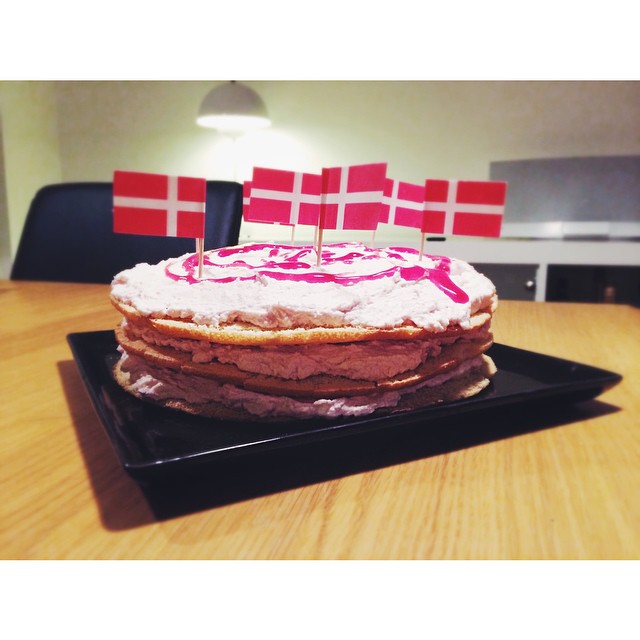 My blog The Copenhagen Tales celebrates its first birthday today! Since a birthday in Denmark isn't complete without a "lagkage" and flags, check on the blog for a Christmas-inspired cake recipe! #happybirthday #blogbirthday #ontheblog #thecopenhagentales #birthday #cake #lagkage #julelagkage #Christmas #Denmark #expat